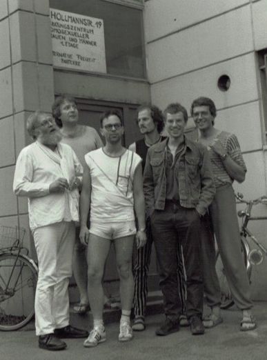 Schwazweiß-Foto mit sechs Männern des „Kommunikations- und Beratungszentrum homosexueller Frauen und Männer e.V.“ (KBZ).