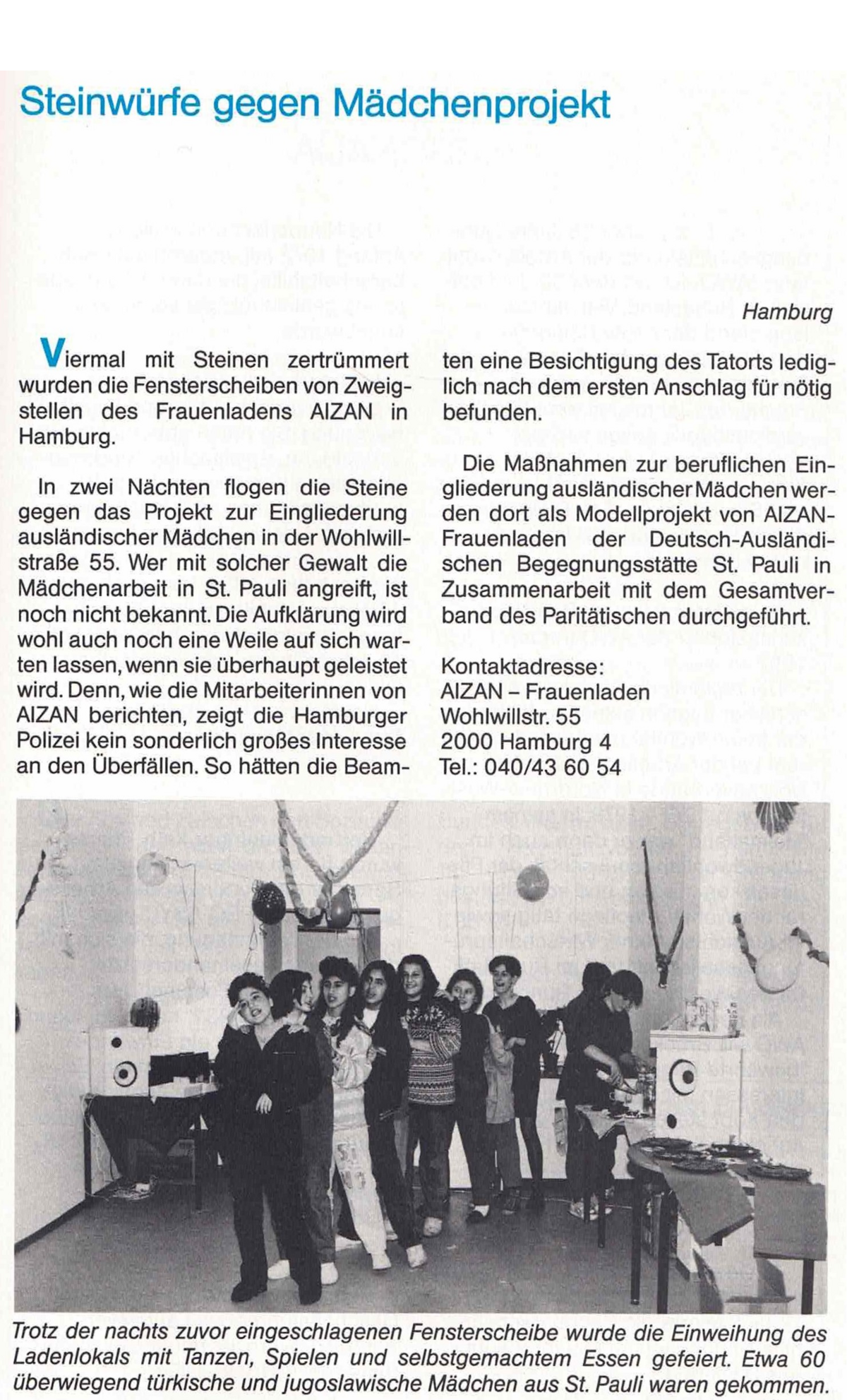 Beitrag aus dem Verbandsmagazin von 1992 mit der Überschrift "Steinwürfe gegen Mädchenprojekt" und einem Foto der Mädchen, die zur Eröffnung des Frauenladens AIZAN erschienen sind.