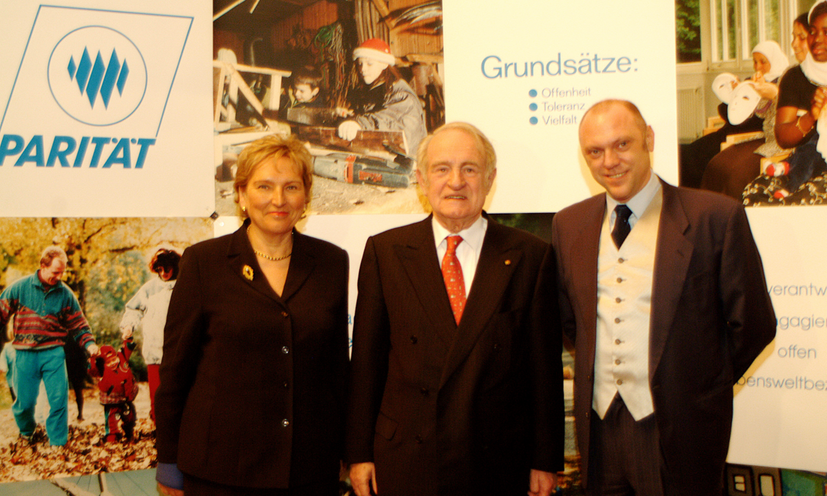 Foto mit drei Personen: Barbara Stolterfoht (damalige Vorsitzende des Paritätischen Gesamtverbandes, Johannes Rau (damaliger Bundespräsident) und Dr. Ulrich Schneider (Hauptgeschäftsführer des Paritätischen Gesamtverbandes).