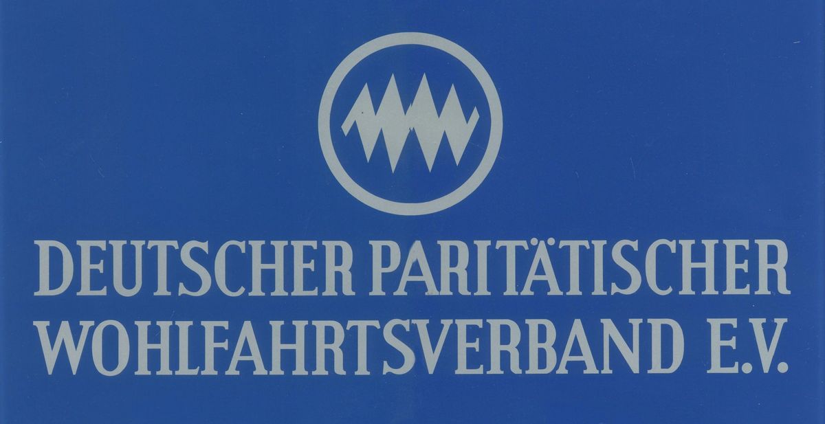 Logo: Eine zackenlinie mit vier Spitzen in einem Kreis. Darunter Text: Deutscher Paritätischer Wohlfahrtsverband e.V.