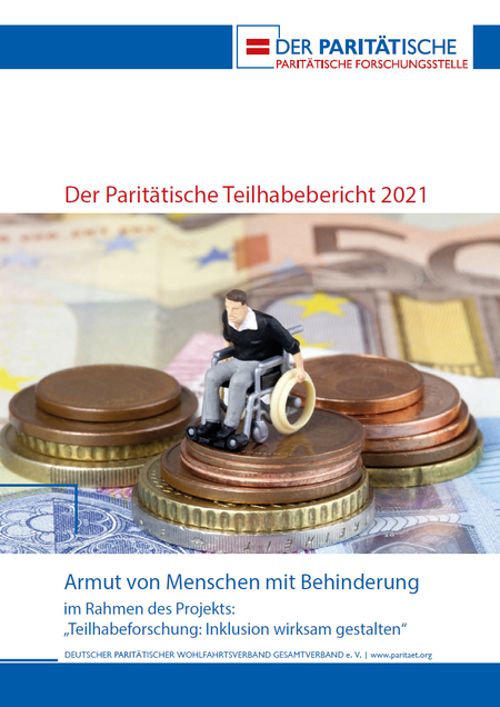 Cover einer Broschüre. Auf dem Titelblitt sitzt eine kleine Figur im Rollstuhl auf einem Stapel Münzen. Überschrift der Broschüre: Der Paritätische Teilhabebericht 2021. Armut von Menschen mit Behinderung.