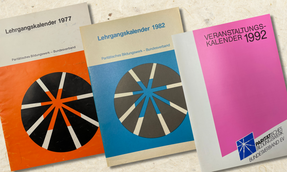 Drei Hefte liegen nebeneinander, auf ihnen steht: "Lehrgangskalender 1977", "Lehrgangskalender 1982" und "Veranstaltungskalender 1992" und Paritätisches Bildungswerk - Bundesverband.
