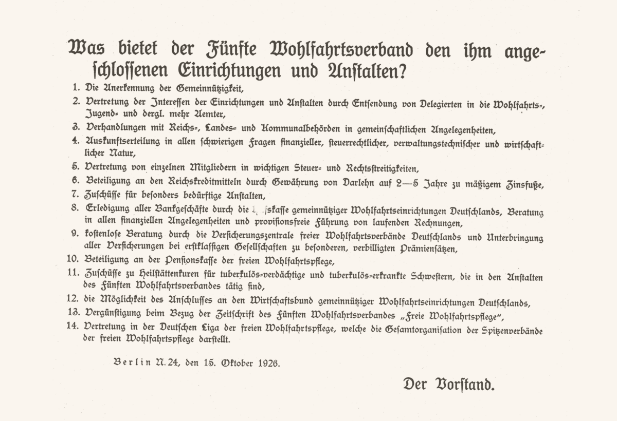 Ein sehr alt aussehendes Textdokument in altdeutscher Schrift steht in der Überschrift: Was bietet der fünfte Wohlfahrtsveband den ihm angeschlossenen Einrichtungen und Anstalten? 
