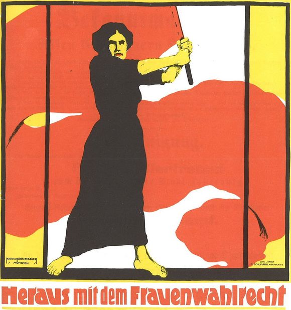 Kunstvolle Grafik einer Frau mit zornigem Blick, roten Lippen und einer riesigen roten Fahne in der Hand. Darunter Text und Überschriften eines Plakates: Heraus mit dem Frauenwahlrecht. Frauentag 8. März 1914.