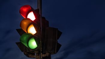 Eine Ampel im Dunkeln