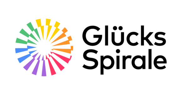 Ein Logo ist zu sehen: Unter einer bunten Grafik einer Spirale steht in großen Buchstaben "Glücksspirale"