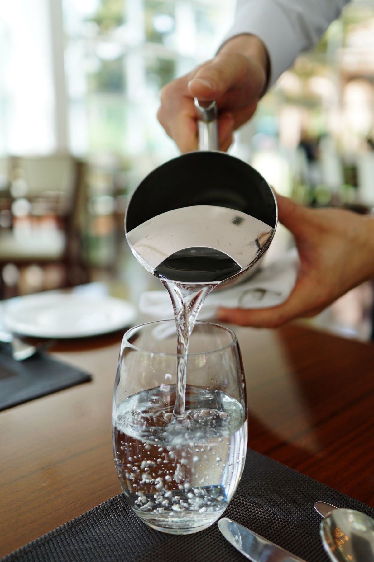 Glas, das mit Wasser gefüllt wird