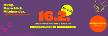 Lila Banner mit orangener Schrift in der Mitte:16.2. Darunter in gelber Schrift steht "Berlin Unter den Linden / Bebelplatz" und "Kundgebung für Demokratie". In gelb steht links oben Mutig. Menschlich. Miteinander.