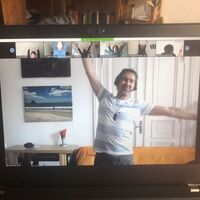 Laptop-Monitor zeigt Bewegungsspiel in einer Videokonferenz