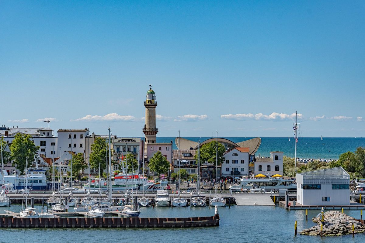 Stadt Warnemünde mit Leuchtturm, Bild von Thomas auf Pixabay