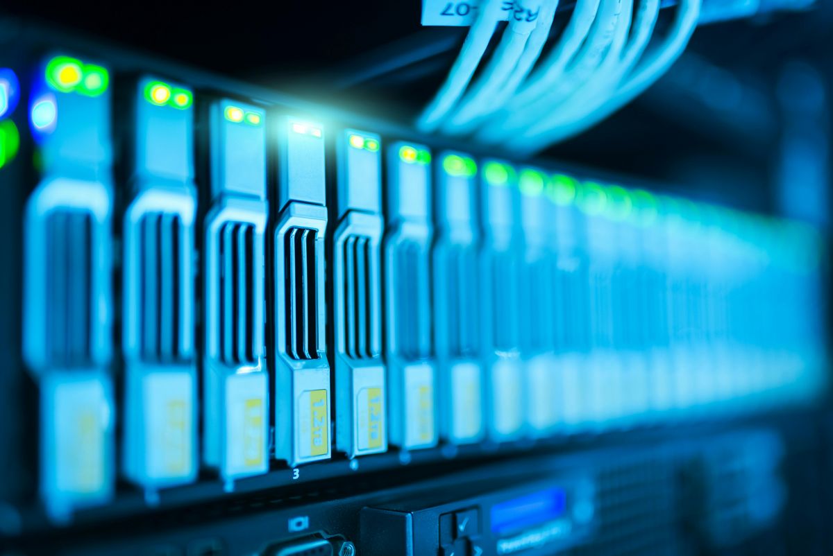 Nahaufnahme einer Reihe von elektronischen Bauteilen in blauem Licht