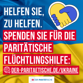 Vor einer Flagge in den Farben der Ukraine sind zwei ineinander gelegte Hönde in den Farben der Ukraine zu einem Herz geformt. Dazu Text: Helfen Sie, zu helfen. Spenden Sie für die Paritätische Flüchtlingshilfe: der-paritaetische.de/ukraine