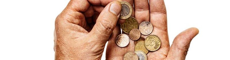 Zwei Hände, die eine kleine Euro- und Centmünzen zählen