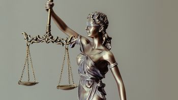 Justitia-Figur mit verbundenen Augen und einer Waage