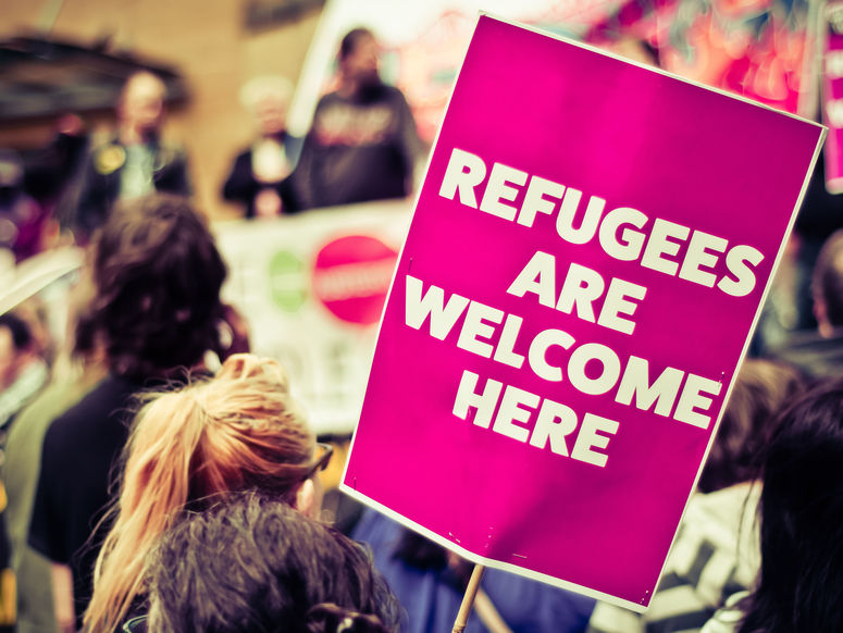 Demonstration, Schild: "Refugees are welcome here" (Geflüchtete sind hier willkommen)