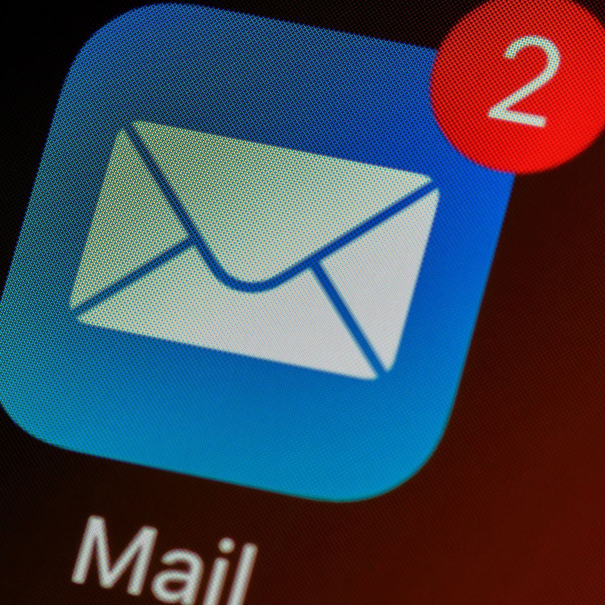 Auf einen Handybildschirm ist ein Symbol für eine neue E-Mail im E-Mail-Postfach.