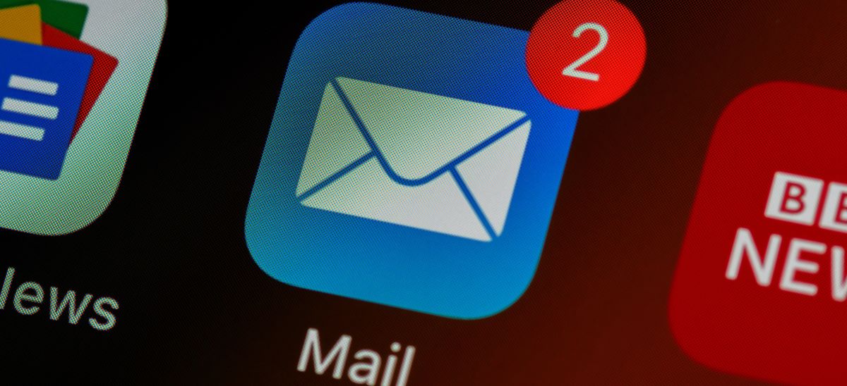Auf einen Handybildschirm ist ein Symbol für eine neue E-Mail im E-Mail-Postfach.