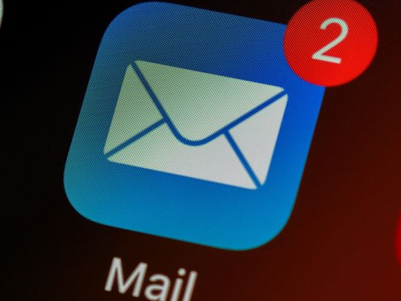 Auf einen Handybildschirm ist ein Symbol für eine neue E-Mail im E-Mail-Postfach.