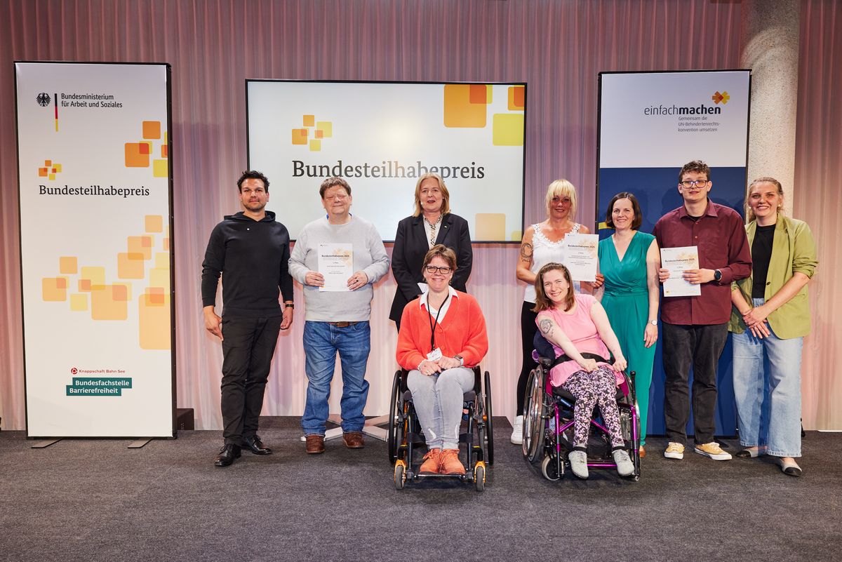Bundesministerin Bärbel Bas mit den Gewinner*innen des Bundesteilhabepreises auf der Preisverleihung während der Inklusionstage 2025 in Berlin.