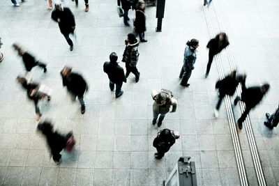 Menschengruppe auf Betonboden von oben unscharf