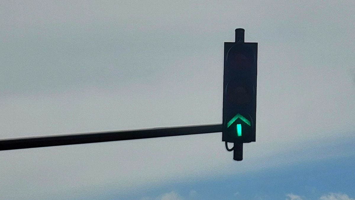 Eine Ampel, die grün zeigt.