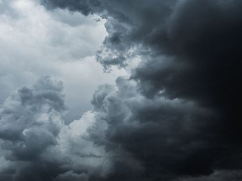 Dunkle Gewitterwolken