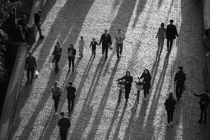 Auf der Grafik sind Menschen auf einem Gehweg zu sehen