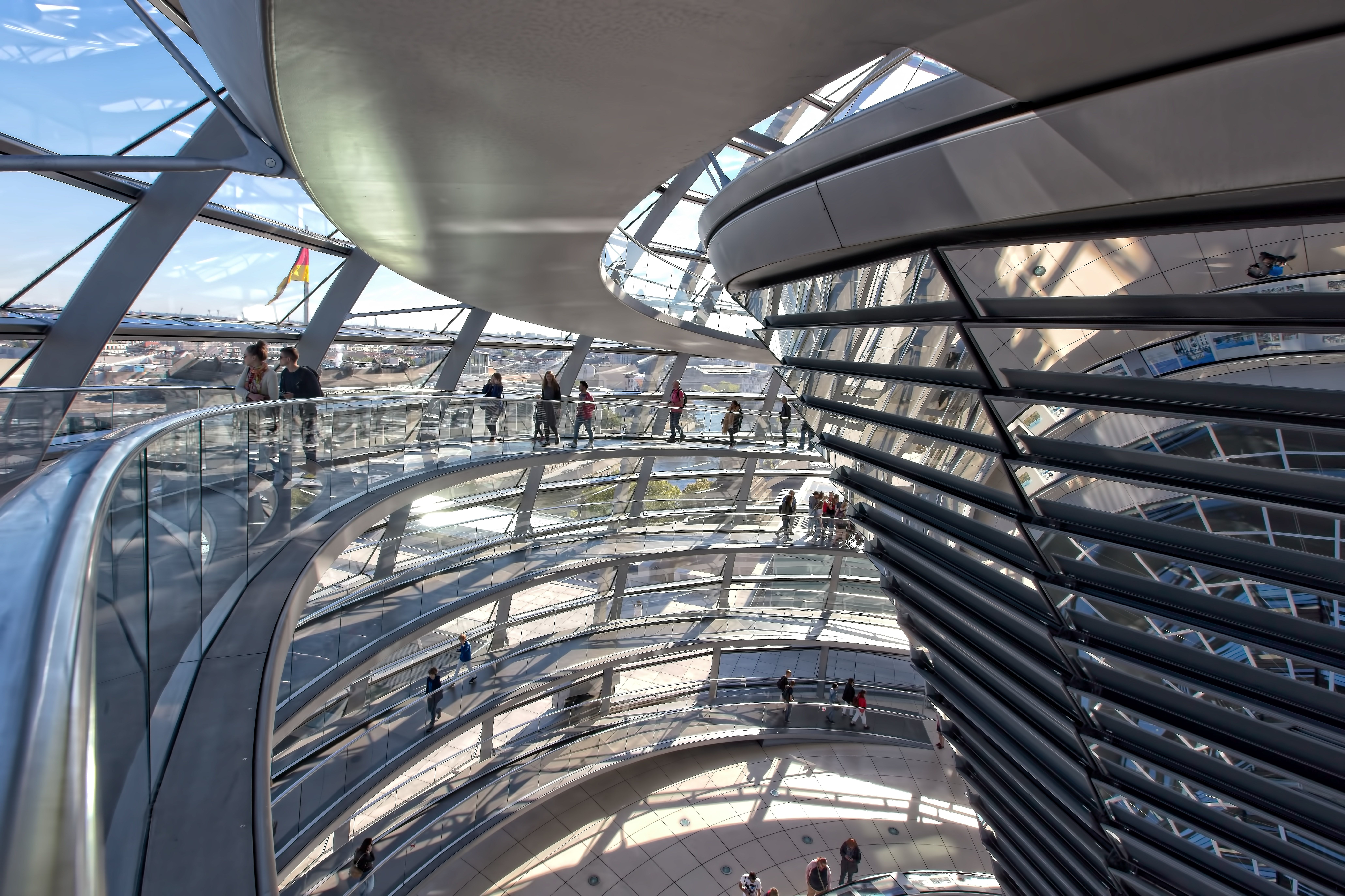 Blick in die begehbare Kuppe des Reichstagsgebäudes in Berlin.