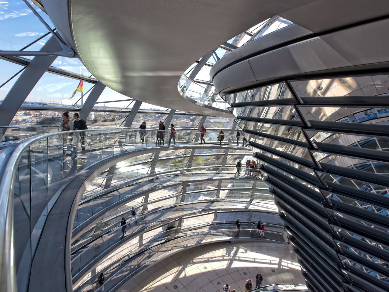 Blick in die begehbare Kuppe des Reichstagsgebäudes in Berlin.