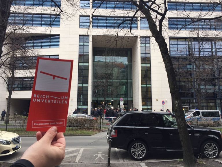 Das Bündnis "Reichtum Umverteilen" anlässlich der Koalitionsverhandlungen am 02.02.2018 vor dem Willy-Brandt-Haus in Berlin Das Bündnis "Reichtum Umverteilen" anlässlich der Koalitionsverhandlungen am 02.02.2018 vor dem Willy-Brandt-Haus in Berlin