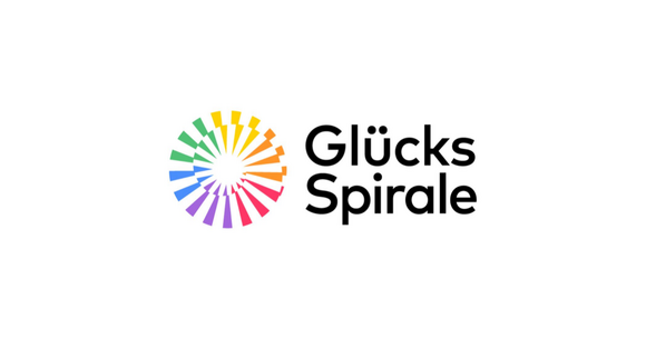 Ein Logo ist zu sehen: Unter einer bunten Grafik einer Spirale steht in großen Buchstaben "Glücksspirale"