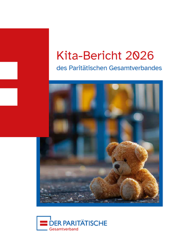 Ein Titelbild oder Sharepic des Paritätischen Gesamtverbands zum „Kita-Bericht 2026“. Auf weißem Hintergrund steht am oberen Bildrand die rote und blaue Überschrift „Kita-Bericht 2026 des Paritätischen Gesamtverbandes“. Darunter ist ein rechteckiges Foto mit blauem Rahmen platziert, das einen braunen Kuschelbären zeigt, der einsam auf dem Boden vor einem verschwommenen Spielgerüst im Hintergrund sitzt. Am linken Rand ragt das rote Verbandssymbol hinein, und das Logo des Paritätischen Gesamtverbands schließt das Bild unten links ab.