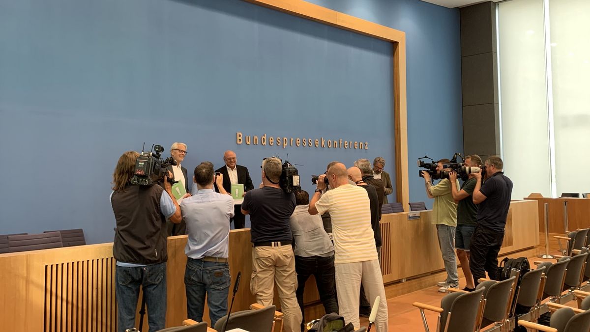 Kameraleute rundum Herrn Schneider, Frau Bühler und Herrn Stegger in der Bundespressekonfernz.