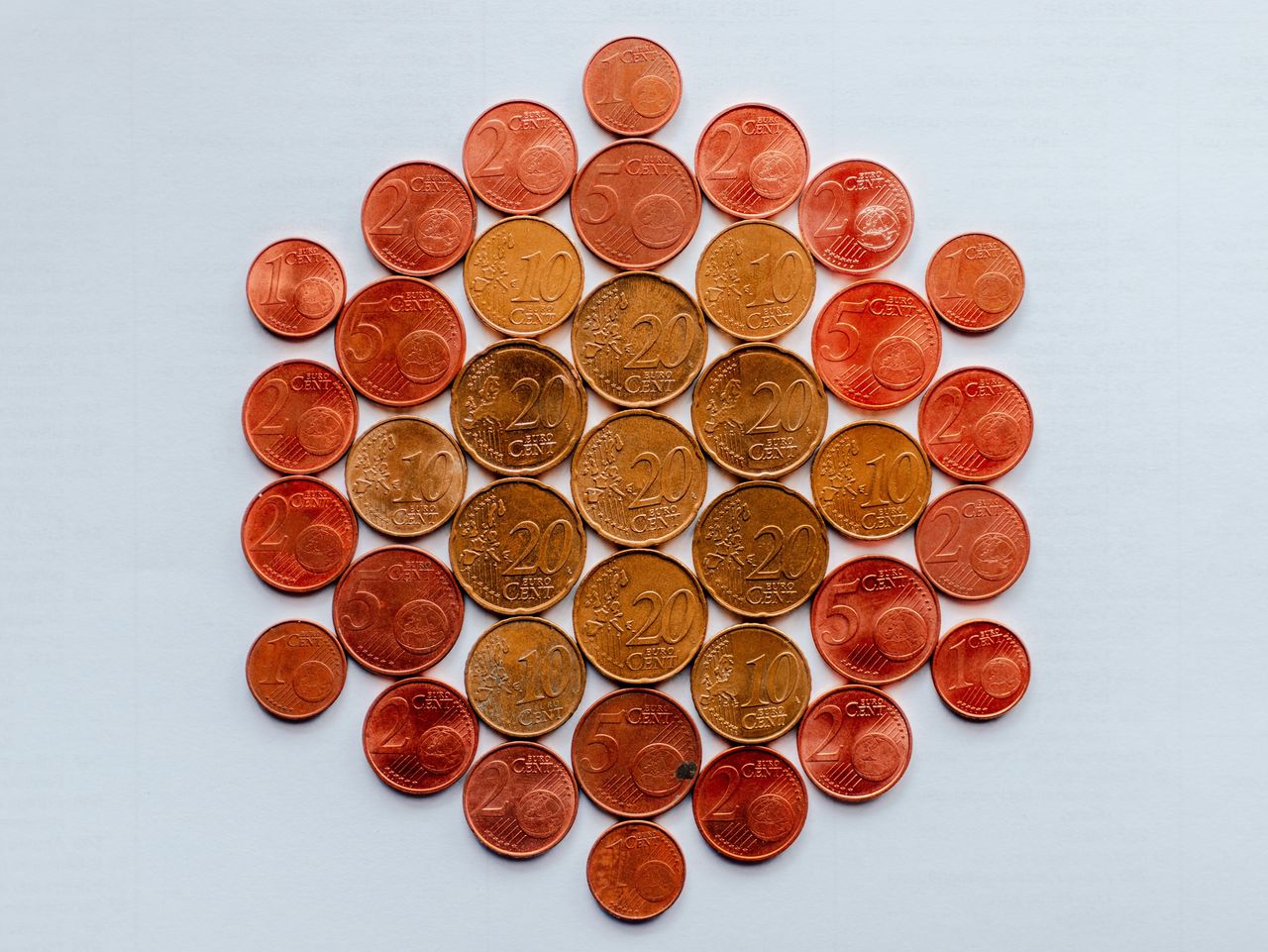 Centmünzen liegen in einem Kreis verteilt