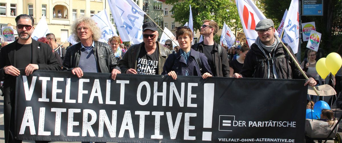 "Vielfalt ohne Alternative"-Banner auf einer Demonstration