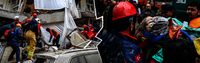 Zwei Fotos zeigen ein eingestürztes Haus und zahlreiche Menschen mit Helmen, die in Trümmern eines Hauses stehen, ein anderes Bild zeigt eine junge Frau, die von Menschen mit Helmen weggetragen werden, auf der Jacke eines Mannes ist die türkische Flagge zu sehen.