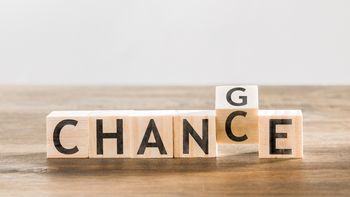 Eine Reihen von Buchstabenwürfeln legt das Wort change. Der Würfel mit dem G ist so gedreht, dass es auch Chance heißen kann. 