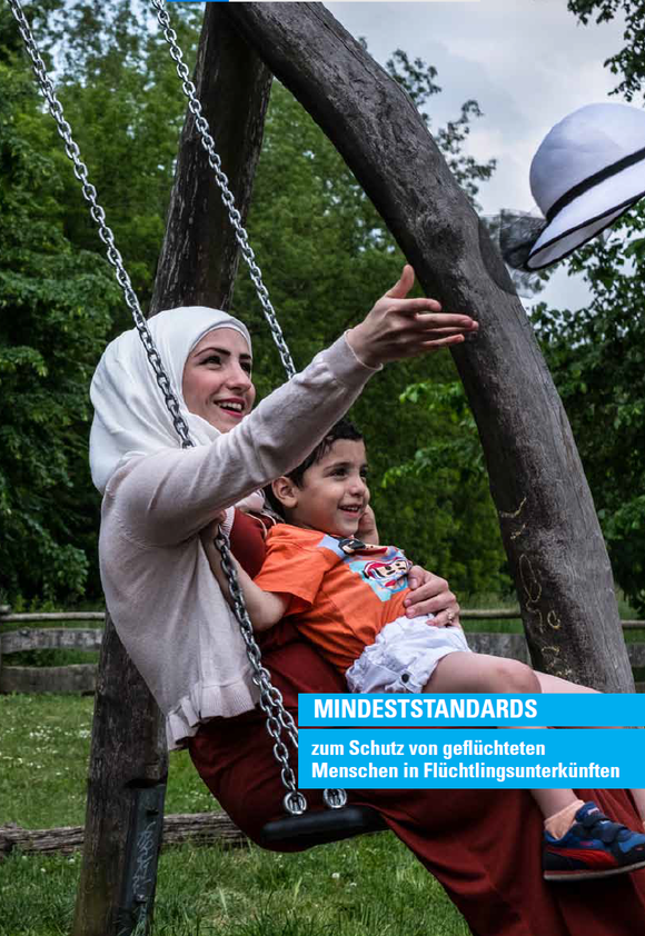 Titelblatt der Publikation: MINDESTSTANDARDS zum Schutz von geflüchteten Menschen in Flüchtlingsunterkünften