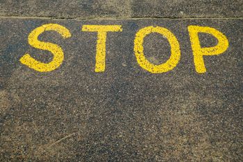 Auf einer Straße in Kreideschrift "STOPP".