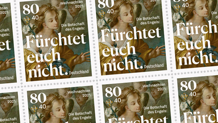 Eine Reihe von Briefmarken zu Weihnachten 2021 mit einem Engel und Text "Die Botschaft des Engels: Fürchtet euch nicht!"