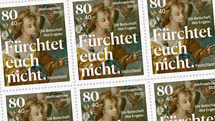 Eine Reihe von Briefmarken zu Weihnachten 2021 mit einem Engel und Text "Die Botschaft des Engels: Fürchtet euch nicht!"