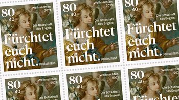 Eine Reihe von Briefmarken zu Weihnachten 2021 mit einem Engel und Text "Die Botschaft des Engels: Fürchtet euch nicht!"