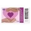 Briefmarke: Zwei Hände halten schützend ein lila Herz, umrahmt von einem größeren rosa Herz.