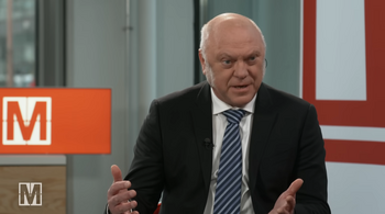 Ein Mann in Hemd, Sakko und Krawatte redet und gestikuliert in einer Fernsehsendung, es ist Dr. Ulrich Schneider, Hauptgeschäftsführer des Paritätischen Gesamtverbandes.