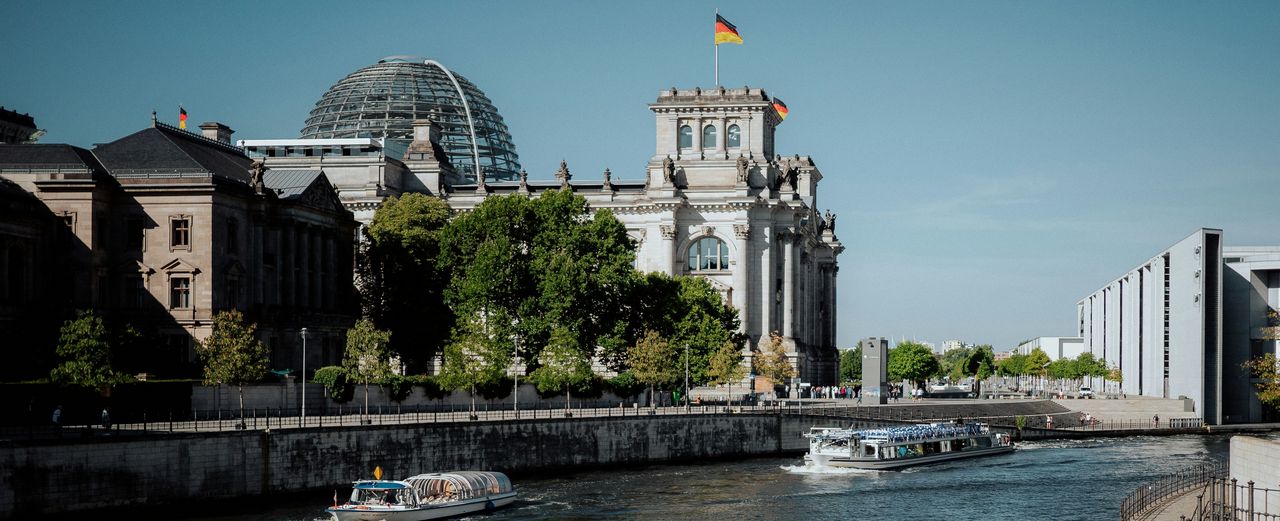 Die Spree in Berlin und dahinter der Bundestag.
