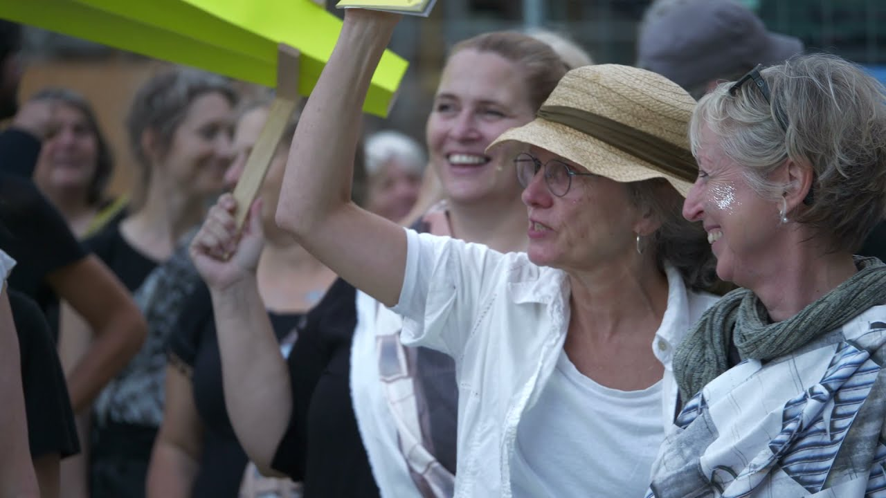 Bernadette La Hengst & Chor der Statistik: Die Häuser denen die drin wohnen