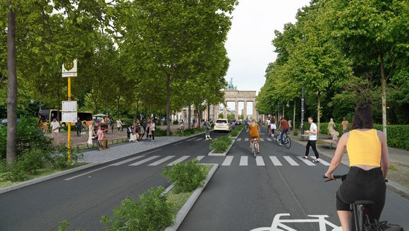 Eine Visualisierung der Berliner Straße des 17. Juni als begrünte, fast autofreie Zone mit Radverkehr und Fußgängern vor dem Brandenburger Tor. Auf der Fahrbahn ist ein großes, weißes Fahrrad-Symbol aufgemalt und am linken Bildrand steht eine gelbe Haltestellensäule mit einem grünen „H“ im gelben Kreis sowie weißen Infotafeln mit Fahrplänen.