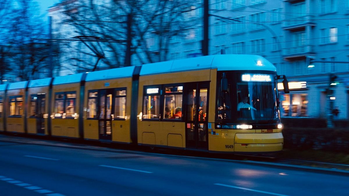 Eine Straßenbahn in der Abenddämmerung.
