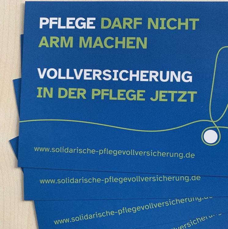 Auf blauem Hintergrund steht in großen Buchstaben "Pflege darf nicht arm machen, Vollversicherung in der Pflege jetzt". Am Ende des Textes steht ein großes Ausrufezeichen, das aus einem Faden gezeichnet ist.