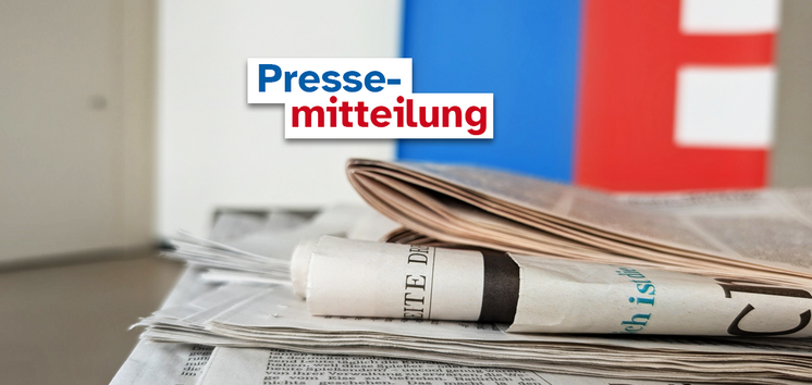 Ein Stapel mit Zeitungen, dazu Text: "Pressemitteilung"